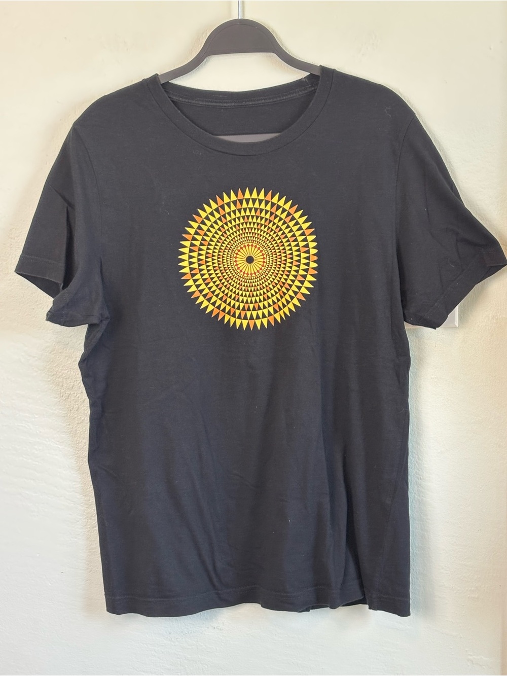 Bundle 2/$30! Mens M Black Short-Sleeve Tee  Yellow Radial Mosaic Graphic Getty